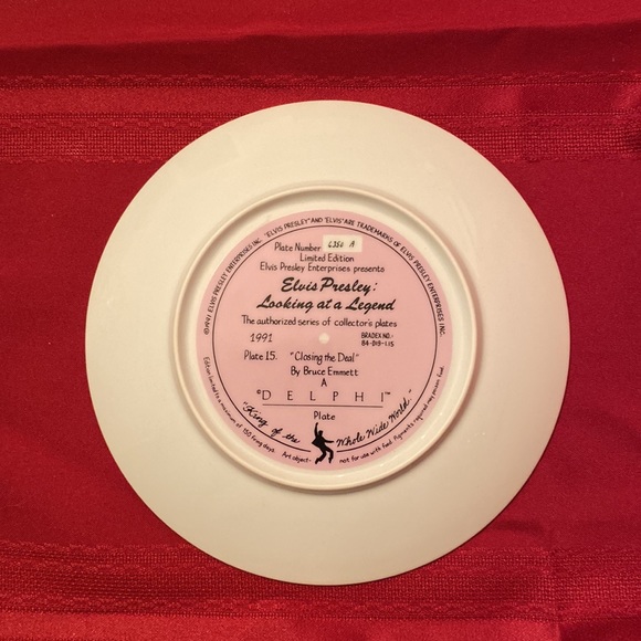 Elvis Presley: Looking at a Legend Delphi Collector Plate - 8 1/2” - Picture 2 of 7